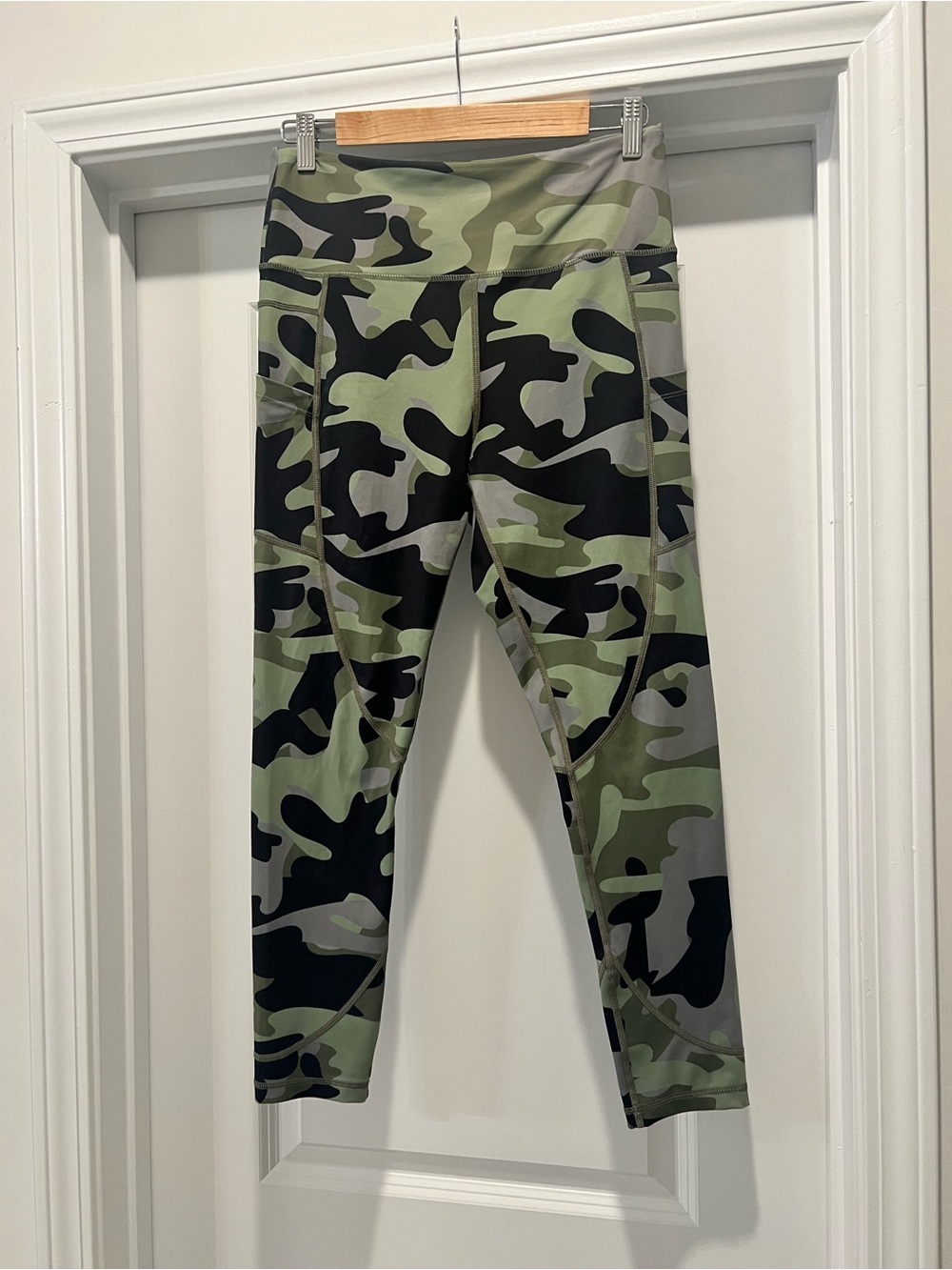 Zyia Women’s 8-10 Light N Tight Camo Leggings with Pockets - Green Camouflage